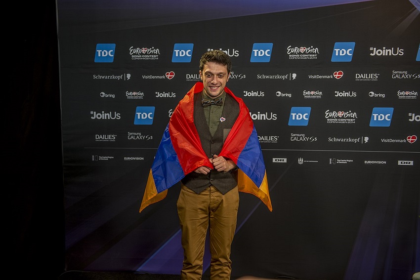 Aram MP3 is one of the hosts of the JESC 2022 opening ceremony